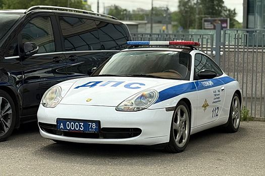 Фотофакт: в Санкт-Петербурге открыл сезон полицейский Porsche 911