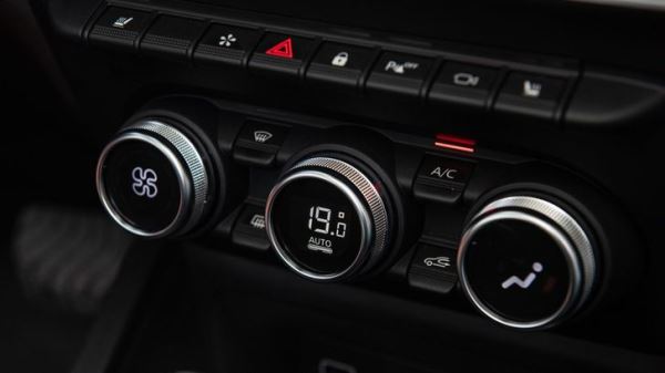 В продажу вернулся привычный кроссовер Renault российской сборки. Он стоит дешевле «китайцев»