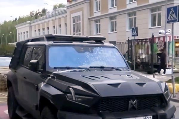 «Наш народный герой»: москвичи заступились за облившего машину Харламова