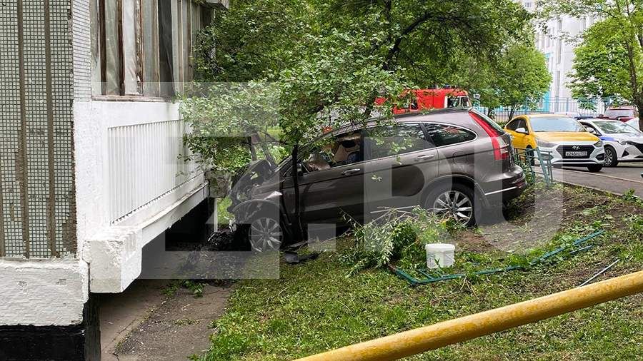 На юге Москвы пенсионерка врезалась на машине в жилой дом