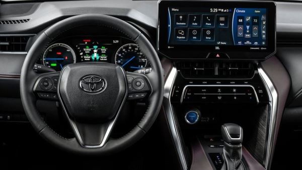 В России начались продажи популярного семейного кроссовера Toyota Venza