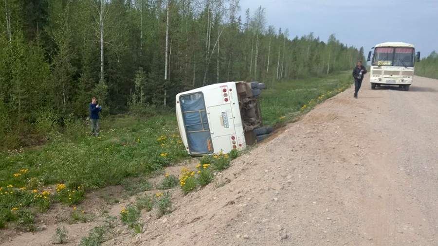 Три человека пострадали при опрокидывании автобуса в Архангельской области