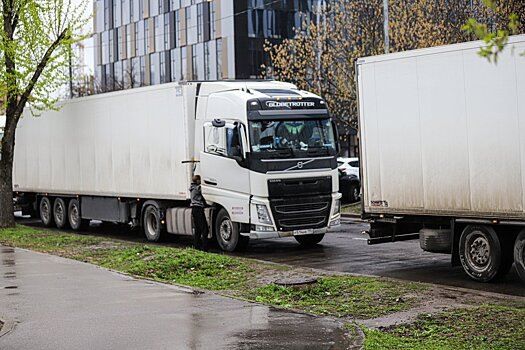 Автоюрист: на водителя, перекрывшего выезд из двора автомобилем, можно жаловаться в ГАИ
