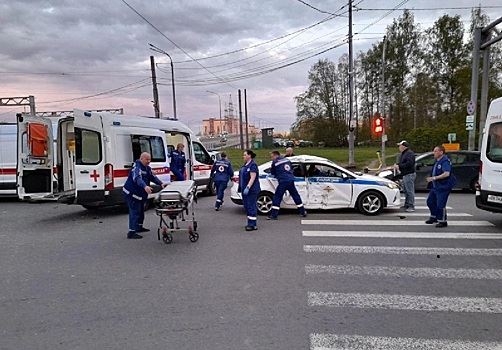В Петербурге погиб мотоциклист после столкновения в машиной ДПС на большой скорости