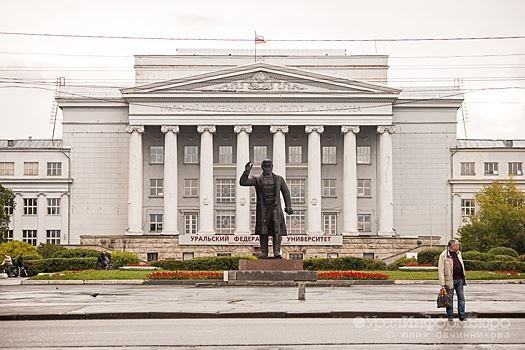 Власти придумали, как навсегда убрать парковку с площади у главного корпуса УрФУ