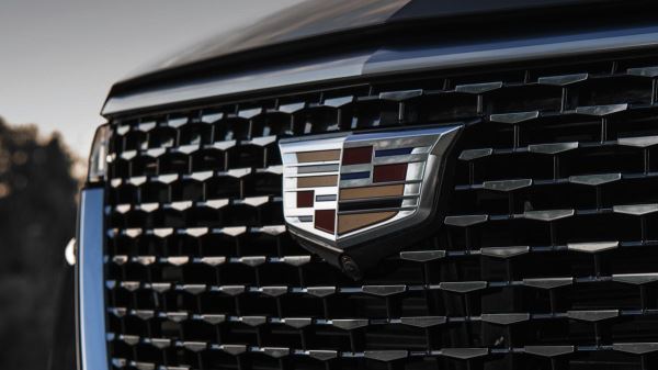 Начались продажи Cadillac XT4 за 1,7 млн рублей: дешевле Lada Aura