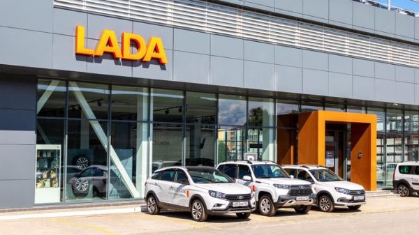 Россияне потеряли интерес к автомобилям: АвтоВАЗ снизил прогноз продаж на 2025 год