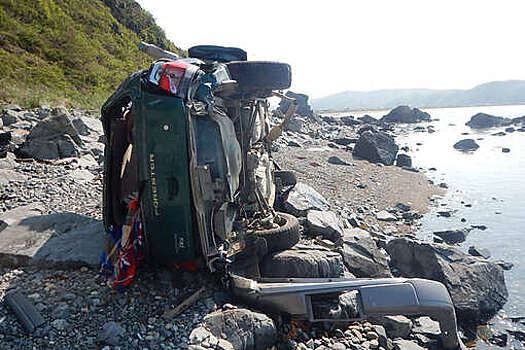 Во Владивостоке водитель на Subaru Forester упал со скалы