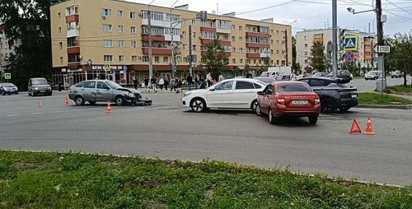 Три легковушки столкнулись на проспекте Ленина в Нижнем Новгороде