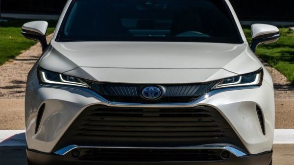 В России начались продажи популярного семейного кроссовера Toyota Venza