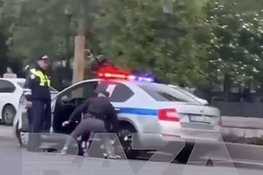 В Москве сотрудников ДПС положили на землю за крупные взятки на камеру