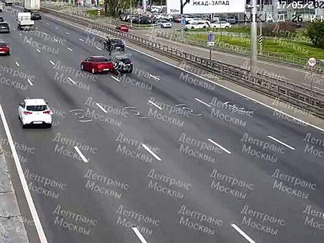 Два автомобиля и мотоцикл попали в ДТП на МКАД