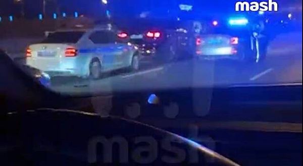 К месту задержания Mercedes со спецсигналами в Москве приехал автозак