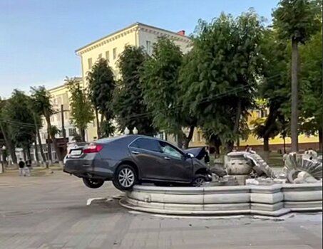 В Ступино мужчина на иномарке влетел в фонтан