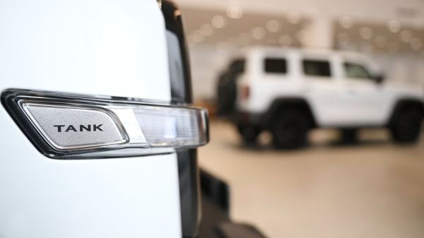 Импорт дорогих автомобилей в Россию обрушился