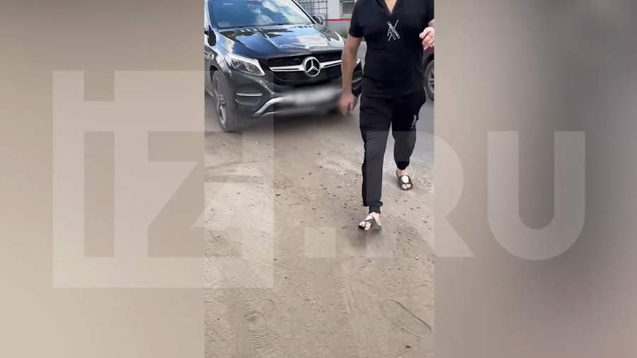 Водитель Mercedes избил женщину на глазах у ребенка после дорожного конфликта