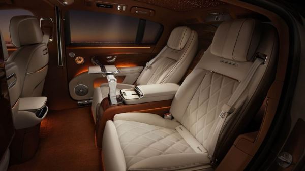JAC и Huawei начали продажи соперника Maybach: дешевле ожидаемого